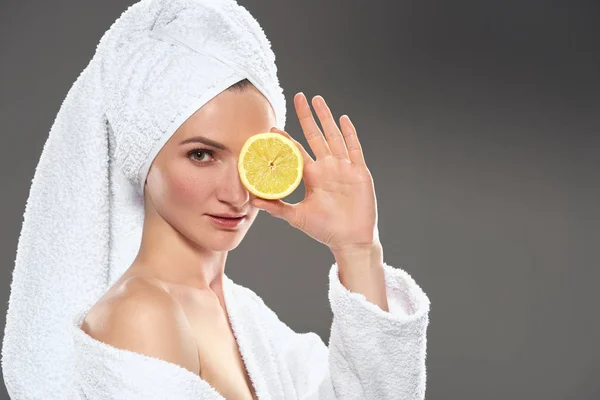 Mooi Meisje Met Citrus Segment Witte Badjas Handdoek Geïsoleerd Grijs — Stockfoto