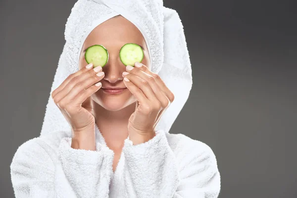 Mädchen Mit Sauberer Haut Und Gurkenscheiben Weißen Bademantel Und Handtuch — kostenloses Stockfoto