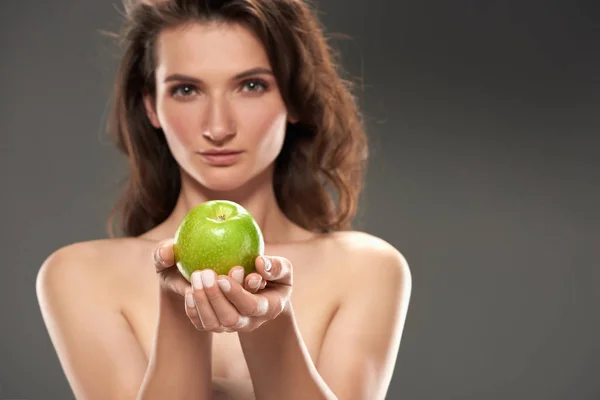 Гола Дівчина Свіжим Зеленим Яблуком Ізольована Сірому — стокове фото