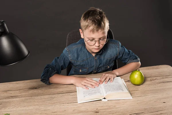 Μαθητής Γυαλιά Ανάγνωσης Βιβλίου Στο Τραπέζι Λάμπα Και Αχλάδι Γκρι — Φωτογραφία Αρχείου