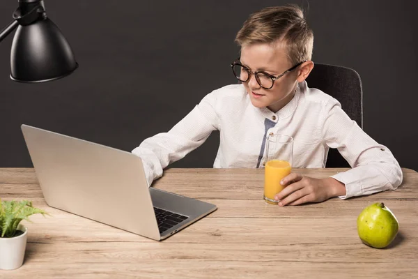 Tersenyum Anak Sekolah Kacamata Menggunakan Laptop Meja Dengan Lampu Segelas — Stok Foto