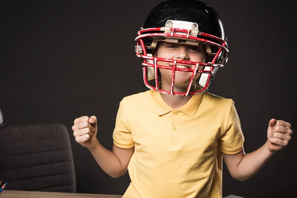 Bambino Sorridente Casco Protettivo Calcio Americano Gesticolando Con Mani Sfondo — Foto Stock