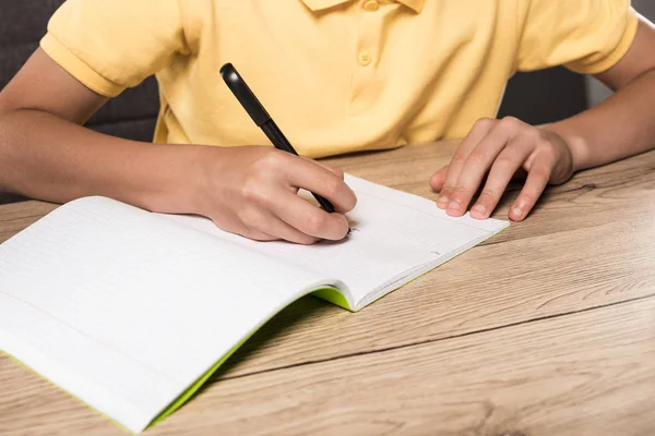 Beskuren Bild Skolpojke Göra Läxor Tomma Lärobok Vid Bord — Stockfoto