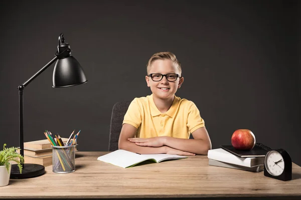 Lachende Schooljongen Brillen Met Gevouwen Armen Zittend Aan Tafel Met — Stockfoto