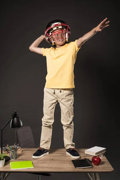 Estudante Sorrindo Capacete Futebol Americano Imaginando Que Ele Jogando Bola — Fotografia de Stock