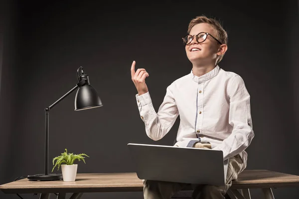 Niño Sonriente Gafas Haciendo Gesto Idea Con Dedo Uso Computadora —  Fotos de Stock