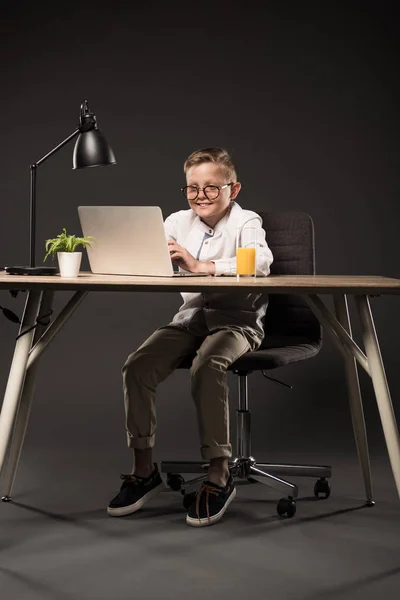 Усміхнений Маленький Хлопчик Використовує Ноутбук Сидить Столом Склянки Соку Рослини — стокове фото