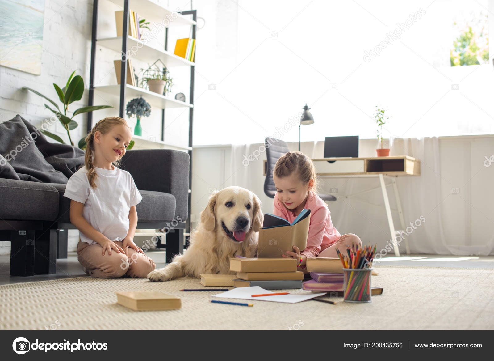 Kleine Schwestern Lesen Bücher Mit Golden Retriever Hund Der Nähe
