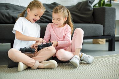 video oyunu birlikte evde oynarken gamepads Little sisters