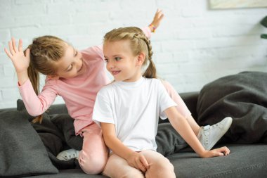 çok güzel küçük çocuklar eğleniyor evde kanepede