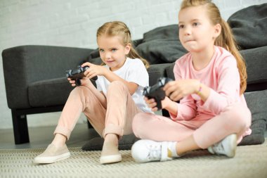 video oyunu birlikte evde oynarken gamepads Little sisters