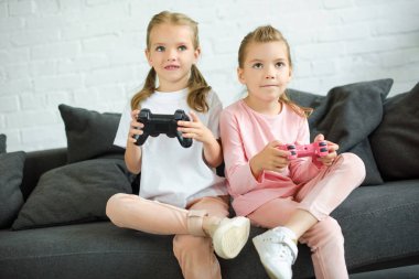 video oyunu birlikte evde oynarken gamepads Little sisters