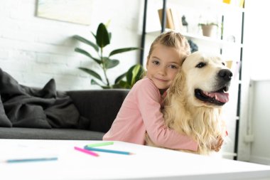 portre sevimli çocuk sarılma golden retriever köpek yakınındaki tarafından evde