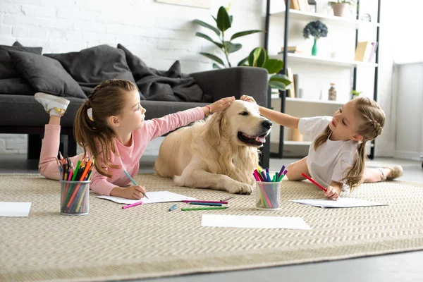 Adorables Niños Acariciando Perro Golden Retriever Mientras Dibuja Imágenes Suelo — Foto de Stock