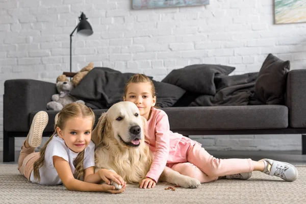 Entzückende Kinder Umarmen Golden Retriever Hund Während Sie Hause Auf — Stockfoto