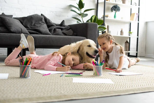 Lachende Kinderen Liggend Vloer Samen Met Gouden Retriever Hond Thuis — Stockfoto