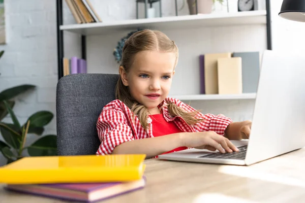 Πορτρέτο Του Μικρό Παιδί Που Χρησιμοποιούν Φορητό Υπολογιστή Στο Τραπέζι — Φωτογραφία Αρχείου