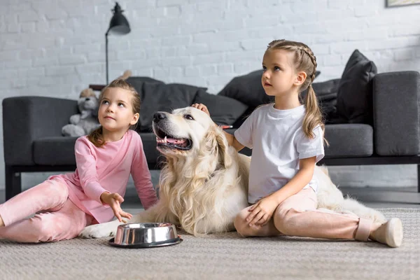 Lindo Niños Con Golden Retriever Perro Sentado Suelo Casa —  Fotos de Stock