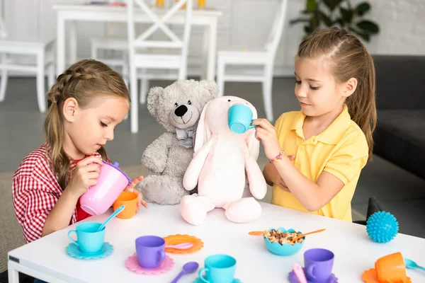 Adorables Hermanitas Fingiendo Tener Una Fiesta Juntas Casa —  Fotos de Stock