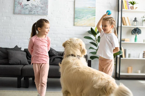 Crianças Pequenas Bonitos Brincando Com Cão Golden Retriever Casa — Fotografia de Stock