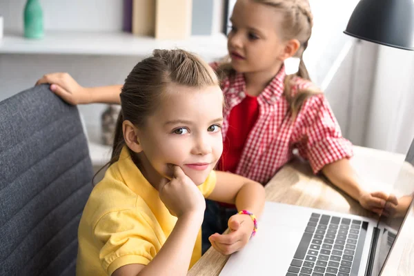 Foco Seletivo Crianças Pequenas Mesa Com Laptop Casa — Fotografia de Stock