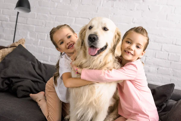 Çok Güzel Çocuklar Evde Golden Retriever Köpek Sarılma Portresi — Stok fotoğraf