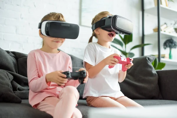 Маленькие Дети Наушниках Виртуальной Реальности Играют Видеоигры Диване Дома — стоковое фото
