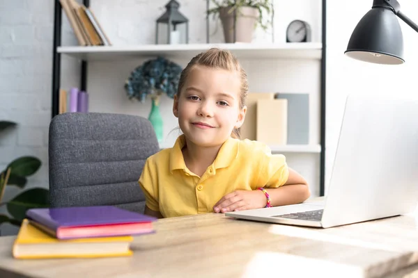 Potret Anak Tersenyum Duduk Meja Dengan Laptop Rumah — Stok Foto