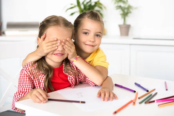 Niedliches Kleines Kind Das Die Augen Der Schwester Tisch Mit — Stockfoto