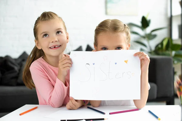 Retrato Niños Pequeños Mostrando Dibujo Mesa Con Lápices Casa — Foto de Stock