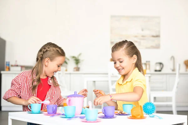 Mignonnes Petites Sœurs Faisant Semblant Avoir Thé Partie Ensemble Maison — Photo