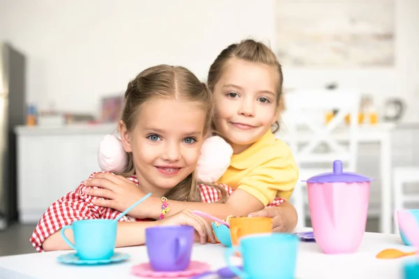 Portret Małego Uśmiechający Się Siostry Udając Tea Party Razem Domu — Zdjęcie stockowe