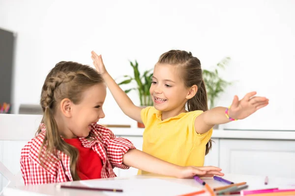 Retrato Niños Lindos Mesa Con Lápices Papeles Para Dibujar Casa —  Fotos de Stock