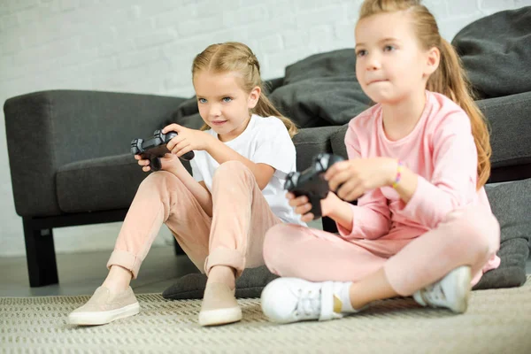 Hermanitas Con Gamepads Jugando Videojuegos Juntas Casa — Foto de Stock