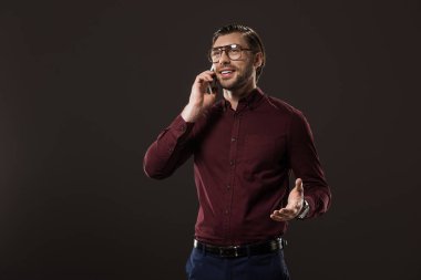 yanında siyah izole smartphone konuşurken gözlük yakışıklı gülümseyen adam