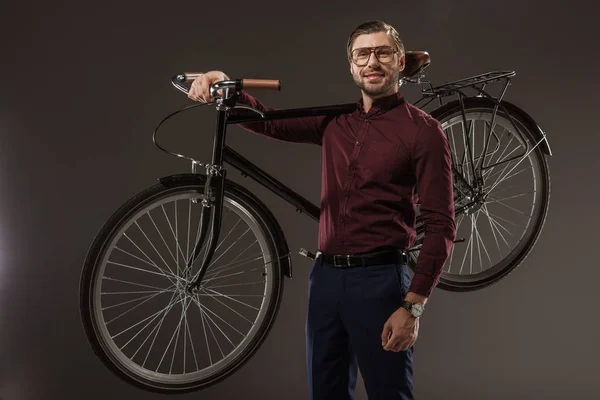 Bărbat Chipeș Ochelari Ținând Bicicleta Zâmbind Cameră Negru — Fotografie, imagine de stoc