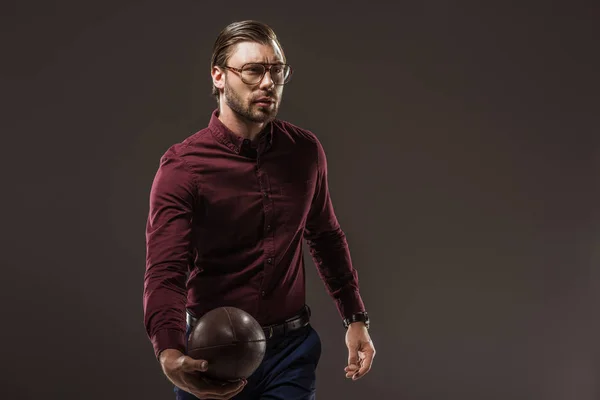 Homem Bonito Óculos Segurando Bola Rugby Olhando Para Longe Isolado — Fotografia de Stock