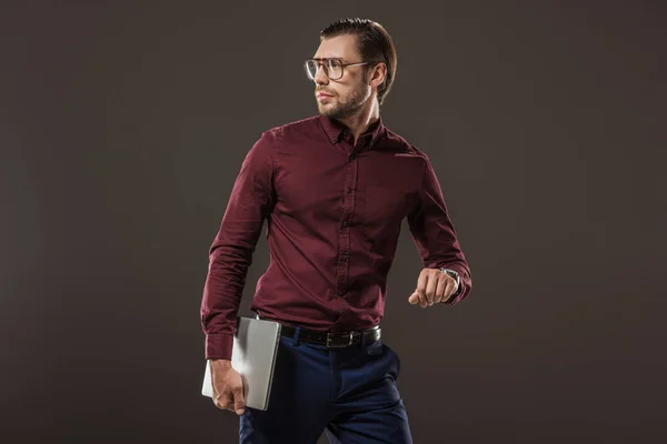 Άνθρωπος Γυαλιά Κρατώντας Laptop Και Αναζητούν Μακριά Απομονώνονται Μαύρο — Δωρεάν Φωτογραφία