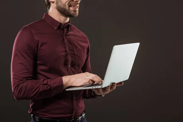 Sprengt Bilde Smilende Mann Med Laptop Isolert Svart – stockfoto