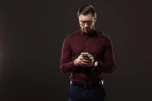 Allvarlig Man Glasögon Med Smartphone Isolerade Svart — Stockfoto