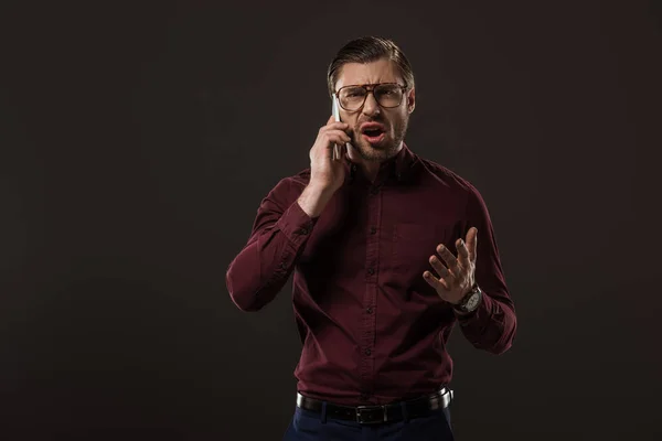 Wütender Mann Mit Brille Spricht Mit Smartphone Auf Schwarz — Stockfoto