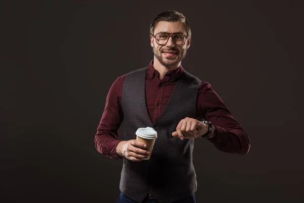 Улыбающийся Бизнесмен Держит Бумажную Чашку Проверяет Наручные Часы Изолированные Черном — Бесплатное стоковое фото
