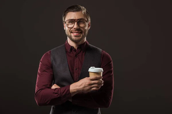Tek Kullanımlık Kahve Fincanı Tutarak Siyahta Izole Kamera Gülümseyen Gözlük — Stok fotoğraf