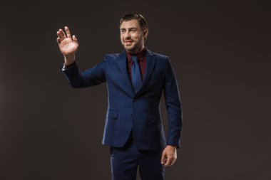 işadamı sallanan el gülümseyen ve uzak siyah izole arıyorsunuz