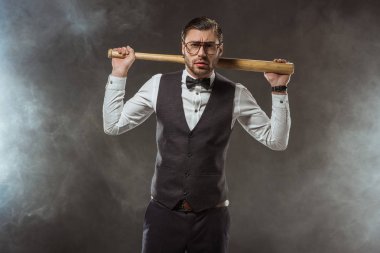 beyzbol sopası tutarak ve kamera duran duman bakarak ciddi yakışıklı  