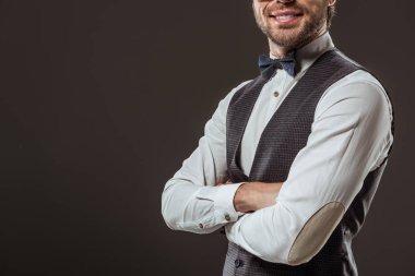 Papyon ayakta çapraz kolları üzerinde siyah izole olan şık gülümseyen adam kırpılmış atış