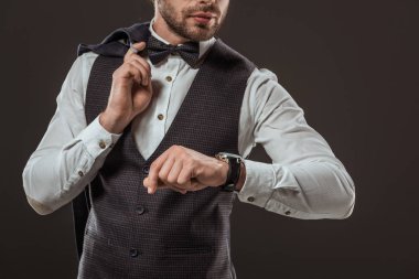 ceket ve siyah izole kontrol kol saati şık adam tutarak kırpılmış atış uygun