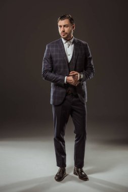 şık yakışıklı işadamı görünümünü tam uzunlukta uygun uzak siyah üzerinde seyir