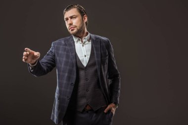 parmak ile işaret ve dış saha üzerinde izole siyah görünümlü şık yakışıklı