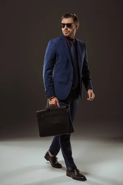 Full Length View Stylish Businessman Sunglasses Holding Briefcase Looking Away — Stock Photo, Image